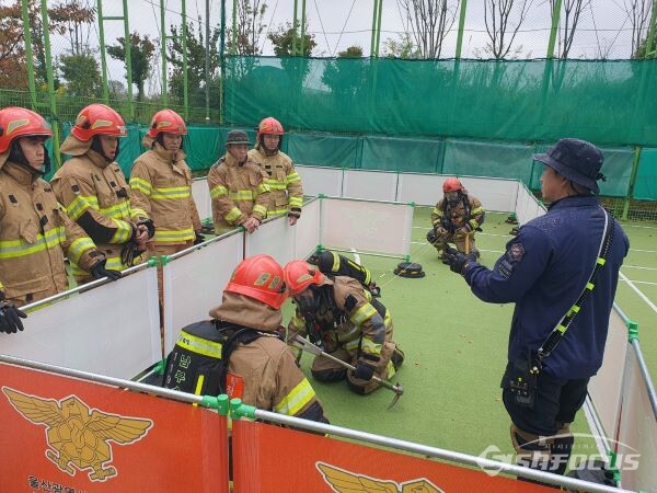 위급한 상황에 처한 동료를 구출하기 위한 훈련을 하고 있는 울산소방본부 소방관들 모습. 사진/울산소방본부