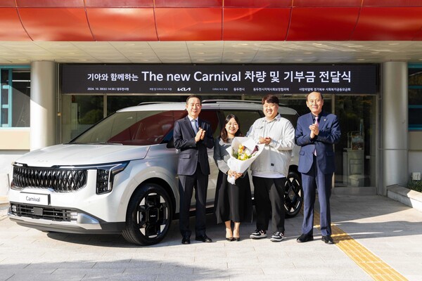 기아가 다섯쌍둥이 가정에 카니발을 선물했다. ⓒ현대차
