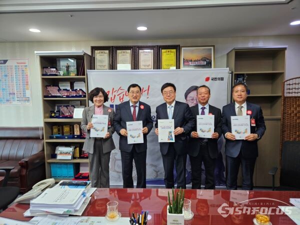 주낙영 경주시장과 일행들은 국회를 방문 서범수 의원을 만나 APEC 관련 국비 지원을 요청했다(사진좌측부터 남심숙 국장, 주낙영 시장, 서범수 의원, 최원학 국장, 임동주 국장). 사진/경주시