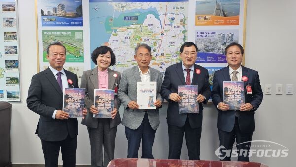 국회를 방문한 주낙영 경주시장과 일행들이 윤준병 의원(사진좌측 세번째)을 만나 국비 지원을 요청하고 기념촬영 하는 모습. 사진/경주시