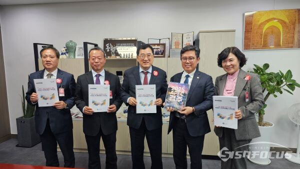 국회를 방문한 주낙영 경주시장과 일행들이 안도걸 의원(사진우측 두번째)을 만나 국비 지원을 요청하고 기념촬영 하는 모습. 사진/경주시