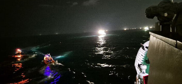 8일 오전 제주 비양도 북서쪽 약 24㎞ 해상에서 부산선적 129t급 대형선망 어선 금성호(승선원 27명)가 침몰 중이라는 신고가 해경에 접수돼 해경당국이 사고 해역에서 실종자 수색 활동을 펼치고 있다 / ⓒ뉴시스-제주해경청