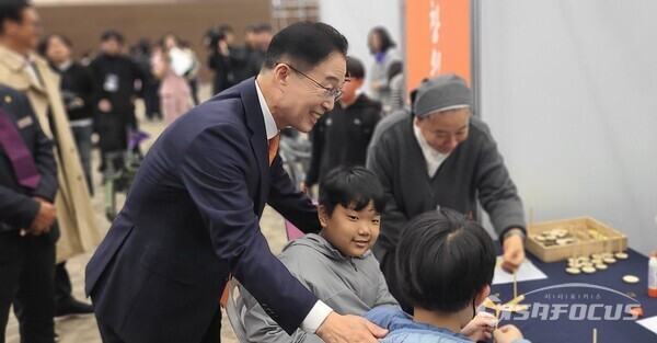 8일 임종식 경북교육감이 2024 경북창의과학한마당에서 과학(균형잠자리) 체험을 하고 있는 학생들을 격려하고 있다.사진/김영삼 기자