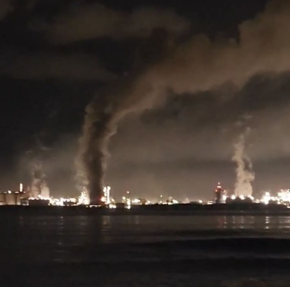 10일 새벽 폭발과 함께 큰 불이 난 포항제철소.(사진/뉴시스)