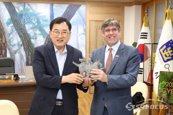 지난 8월 주낙영 경주시장이 APEC 정상회의 성공개최 협력을 위해 경주시청을 방문한 파울 두클로스 주한페루대사에게 경주의 상징 토기를 선물하는 모습. 사진/경주시