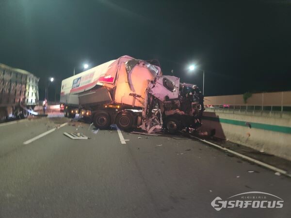 충돌로 차량이 심하게 훼손된 모습. 사진/이경필 (제보자)
