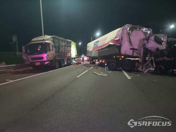 경부고속도로 차량사고 현장 모습. 사진 / 이경필 (제보자)