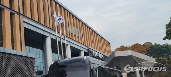 15일 경북개발공사가 7년째 국기게양대를 잘못 설치하고 있다. 사진/김영삼 기자