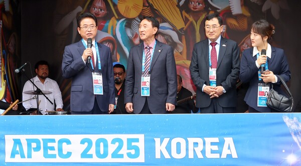 현지 시각 15일 (사진 왼쪽부터) 이철우 경북도지사, 김석기 국회의원, 주낙영 경주시장이 2025년 APEC 정상회의 성공개최를 위해 대통령 특별수행원 자격으로 페루를 방문해 본격적 활동을 하고 있다.ⓒ경북도