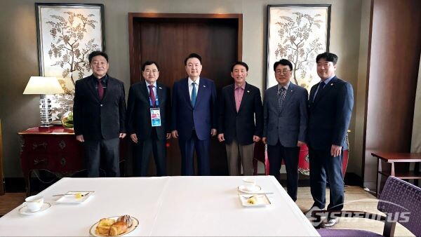 페루 리마 웨스틴 호텔에서 2025 경주 APEC 정상회의 추진단이 윤석열 대통령과 함께 기념촬영 하는 모습(사진 좌측부터 이동협 경주시의회 의장, 주낙영 경주시장, 윤석열 대통령, 김석기 국회 외통위원장, 류완하 동국대 WISE캠퍼스 총장, 이락우 APEC특위 위원장). 사진/경주시