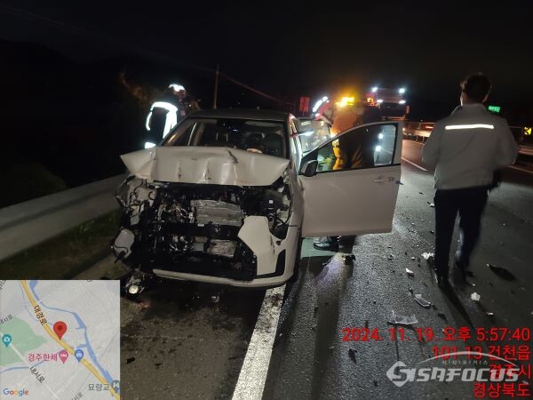 지게차와의 충돌로 심하게 파손된 모닝차량 운전자를 구조하기 위해 경찰과119대원들이 분주히 움직이는 모습. 사진/이경필(제보자)