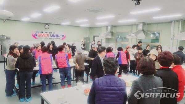 김장김치 나눔 행사에 참여한 경주시생활개선회 지역임원들 모습. 사진/김인철 기자