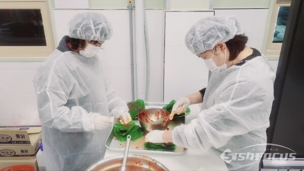 정성껏 깻잎 담그기를 하고 있는 경주시 생활개선회 지역 임원들 모습. 사진 / 김인철 기자