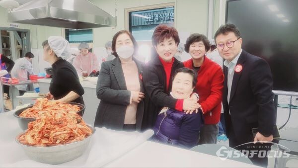 김장김치 담그기를 마치고 기념촬영 하는 참가자들 모습(사진 좌측부터 주낙영 시장 부인 김은미 여사, 김석기 의원 부인 강미랑 여사, 생활개선회 지역 임원, 김정필 기술센터 소장). 사진 / 김인철 기자