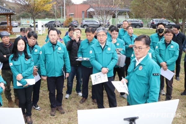 소나무재선충병 방제 위한 국비지원 우선 요청을 위해 현장에서 차트를 보며 설명하고 있는 송호준 경주시 부시장 모습. 사진/경주시