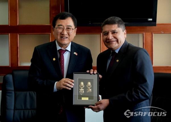 주낙영 경주시장이 페루 아레키파 시장과 APEC 교류 강화 논의를 위해 만난 모습. 사진/경주시