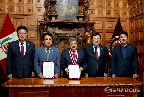 주낙영 경주시장 일행과 함께 기념촬영하는 페루 아레키파 시장 모습(사진 좌측순 경주시의회 이동협 의장, 동국대 경주WISE캠퍼스 류완하 총장, 페루 아레키파 시장, 주낙영 경주시장, 이락우 경주APEC특별추진위원장). 사진/경주시