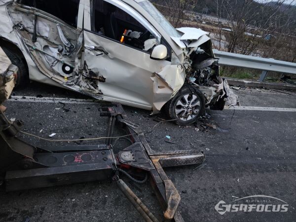 2차 연쇄 추돌로 심하게 훼손된 모닝 승용차 모습. 사진/이경필 (제보자)