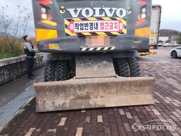 2차 사고가 난 14톤 트럭 모습. 사진/이경필 (제보자)