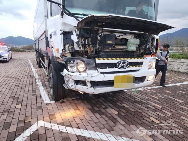 2차 사고가 난 14톤 트럭 모습. 사진/이경필 (제보자)