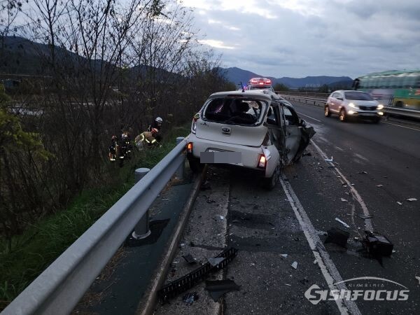​5m 아래 언덕으로 튕겨나간 운전자를 119 구급대원들이 운전자를 구조하고 있는 모습. 사진/이경필 (제보자)​