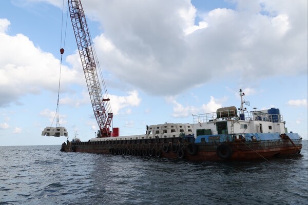 포스코 철강부산물을 활용하여 개발한 트리톤 인공 어초로 포항 구평1리와 모포리에 민·관·연 협력 바다숲을 조성하고 있다. 사진은 트리톤 어초를 해양에 투입하고 있는 모습. ⓒ포스코
