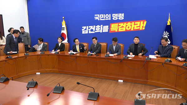 더불어민주당 박찬대 원내대표를 비롯 관계자 의원들이 지난 28일 오전 서울 여의도 국회에서 정책조정회의를 하고 있다. 사진 / 김경민 기자