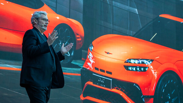 현대차그룹 글로벌 디자인 본부장(CDO) 겸 최고 크리에이티브 책임자(CCO) 루크 동커볼케 사장이 4일(현지시간) 아랍에미리트 두바이 아르마니 호텔에서 열린 ‘제네시스 모터스포츠 프리미어 행사’에서 발표하고 있다 / ⓒ제네시스