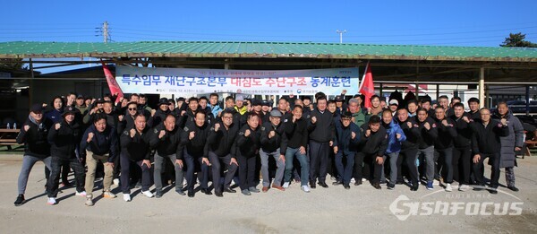 6일 대한민국특수임무유공자회원들이 강원 동해시에서 어선 침몰 실종자가 발생한 가상 상황을 가정해 대심도 수난구조 동계훈련에서 기념 촬영을 하고 있다.ⓒ대한민국특수임무유공자회