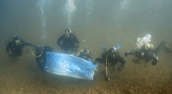 6일 대한민국특수임무유공자회원들이 강원 동해시에서 어선 침몰 실종자가 발생한 가상 상황을 가정해 대심도 수난구조 동계훈련을 하고 있다.ⓒ대한민국특수임무유공자회