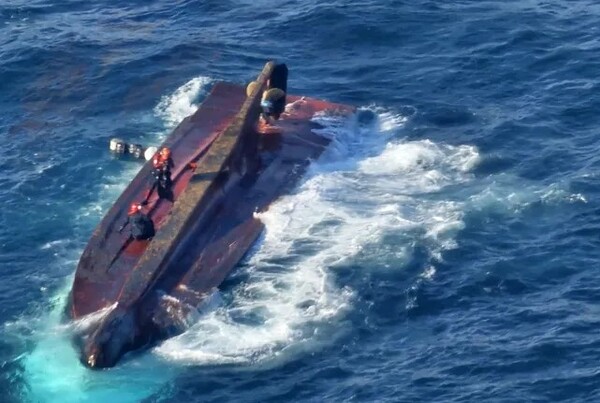 9일 해경이 전복된 어선에서 실종자를 수색하고 있다.ⓒ포항해경