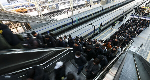 전국철도노동조합 파업이 계속되는 가운데 9일 서울 중구 서울역 승강장에서 시민들이 출근길에 나서고 있다 / ⓒ뉴시스