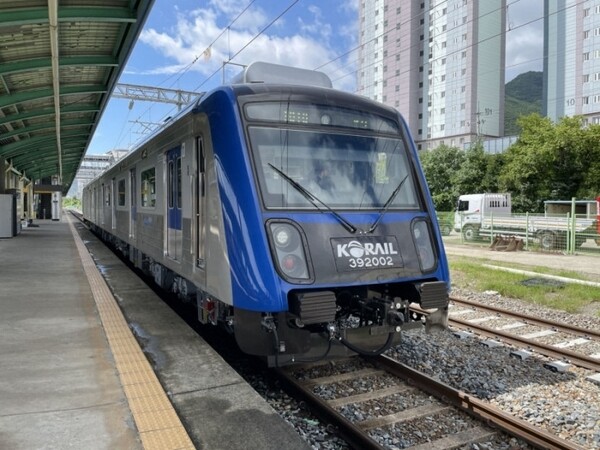 오는 14일 개통을 앞두고 시험 운행 중인 ‘대경선’ 철도 차량. ⓒ경산시