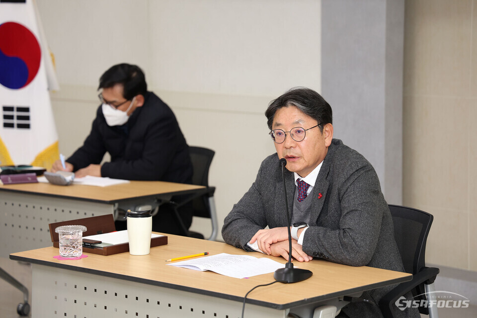 홍태용 김해시장이 10일 오전 간부회의에서 민생 안정과 공직 기강 확립을 주제로 발언하고 있다. 사진 / 김해시