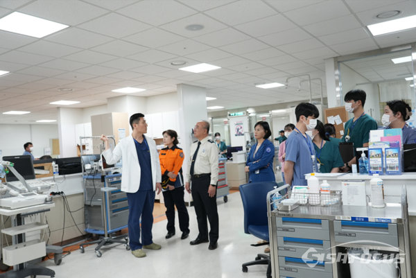 대구소방안전본부 엄준욱 본부장은 19일 계명대학교 동산의료원을 방문해 의료사태 장기화에 따른 응급의료현장 격려했다.사진/대구시