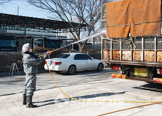 사진은 기사내용과 직접적인 관련 없는 축산차량 방역모습 / ⓒ시사포커스DB