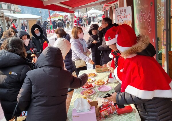 분천 산타마을 행사장에서 지역 대표 농특산물인 사과와 딸기 시식 행사가 열리고 있다.ⓒ봉화군