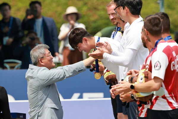 김학동 예천군수가 예천 2024 현대양궁월드컵대회에서 메달을 수여하고 있다.ⓒ예천군