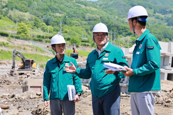 지난 5월 14일 김학동 예천군수(중앙)가 수해복구현장을 점검하고 있다.ⓒ예천군