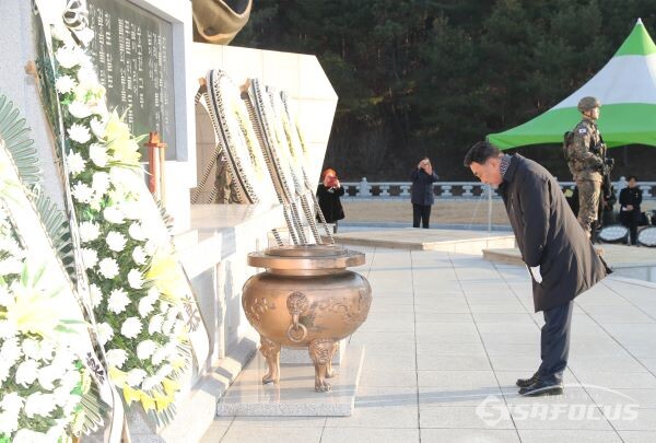 김두겸 울산시장이 현충탑에 헌화 후 참배하는 모습. 사진/울산시