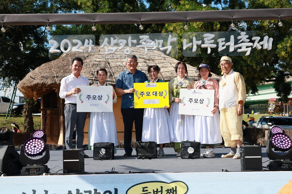 2024년 9월 15일 김학동 예천군수가 삼강주막 나루터 축제에서 주모대상 수상자와 기념 촬영을 하고 있다.ⓒ예천군