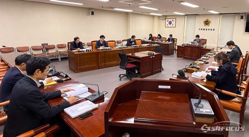 경남도의회 기획행정위원회가 7일 교육청년국과 간담회를 열고 창원대와 도립 거창대·남해대의 통합 추진 상황과 향후 계획을 논의했다. 사진 / 경남도의회