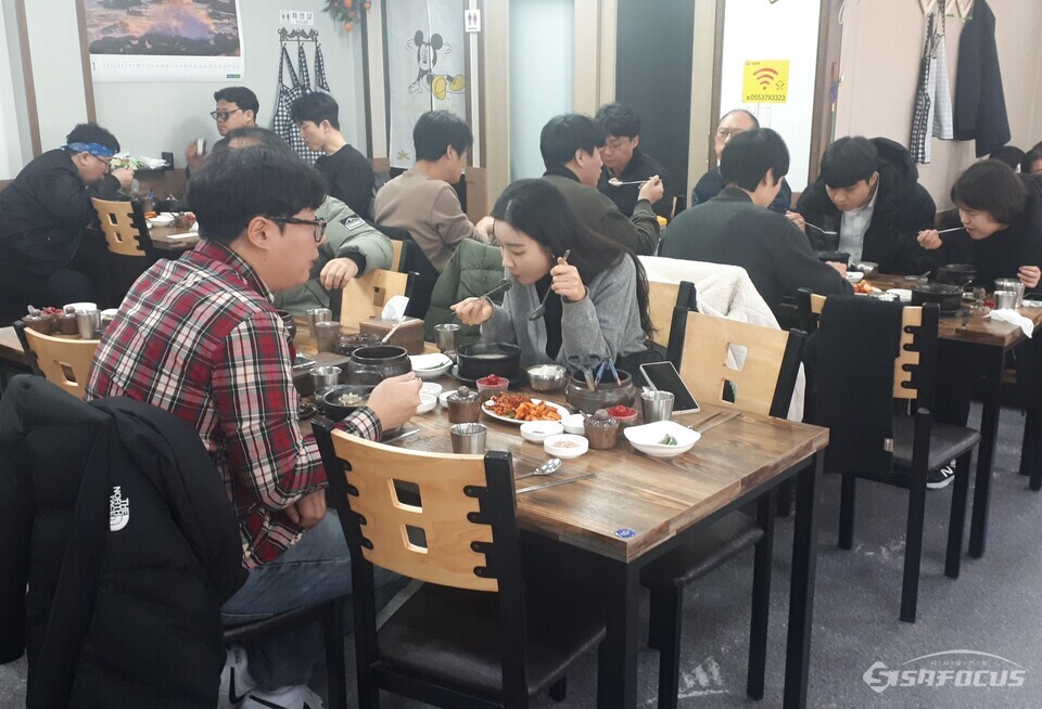 양산시청 직원들이 '외부식당 이용의 날'을 맞아 지역 음식점에서 점심 식사를 하고 있다. 사진 / 양산시