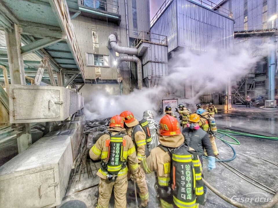 9일 오전 울산 울주군 온산읍 고려아연 온산제련소 1공장에서 발생한 화재를 진압하기 위해 출동한 소방대원들이 진화 작업을 벌이고 있다. 사진 / 울산소방본부