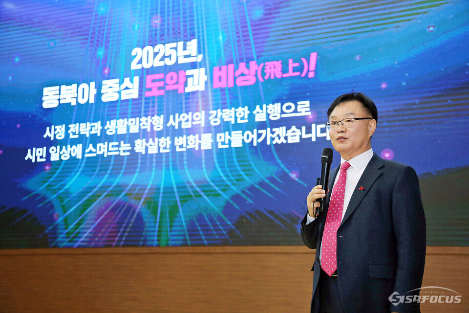 홍남표 창원시장이 9일 시청 시민홀에서 열린 신년 기자간담회에서 '2025년 동북아 중심 도약과 비상'을 주제로 시정 운영 방향과 주요 전략을 발표하고 있다. 사진 / 창원시