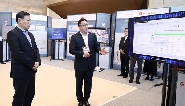 신동빈 회장이 롯데월드타워에서 2025 상반기 VCM 본 회의에 앞서 계열사의 AI 우수 혁신사례를 둘러보고 있다. 