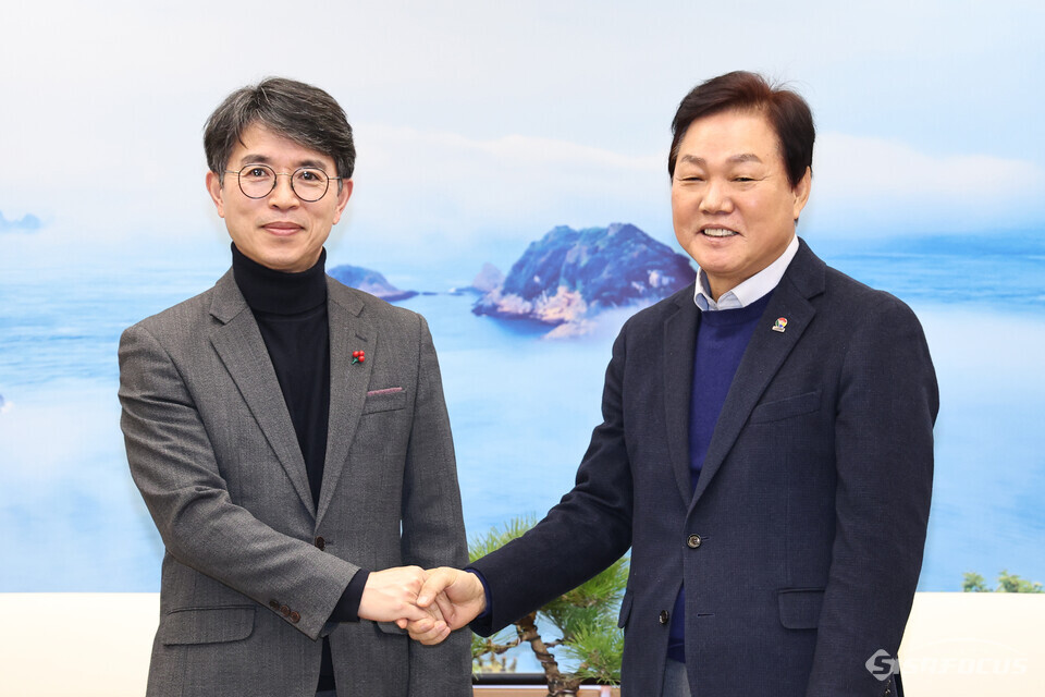 박완수 경남지사(오른쪽)와 김완섭 환경부 장관이 기념 촬영을 하고 있다. 사진 / 경남도