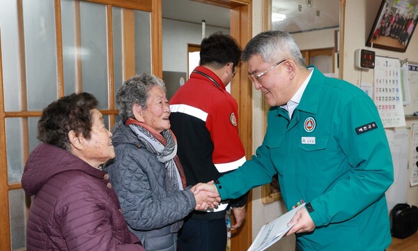 14일 김학동 군수가 새해를 맞아 주민들과의 소통을 강화하기 위해 은풍면 소재 경로당을 찾아 어르신의 손을 잡고 안부를 묻고 있다.ⓒ예천군