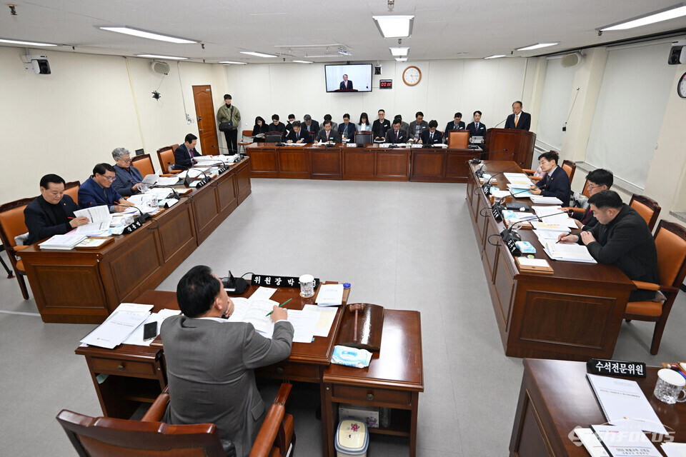 지난 13일 경남도의회 문화복지위원회가 경남관광재단을 대상으로 2025년 업무계획 보고를 받는 모습. 사진 / 경남도의회