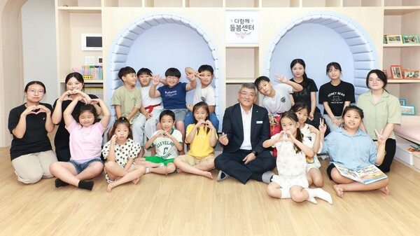 김학동 예천군수가 다함께돌봄센터에서 어린이들과 함께 기념 촬영을 하고 있다.ⓒ예천군